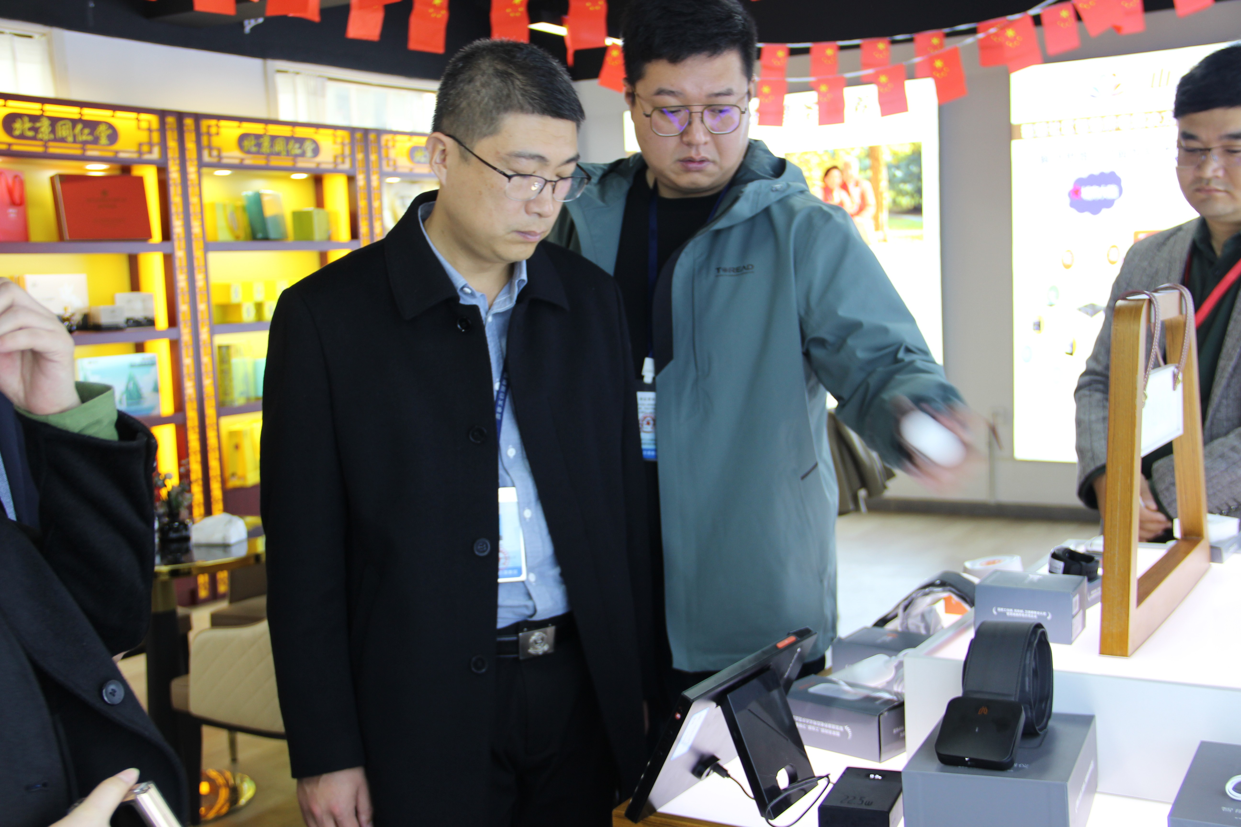 《太白湖控股集团贾总莅临鸿圣医养东红庙运营中心参观指导，共商合作大计》